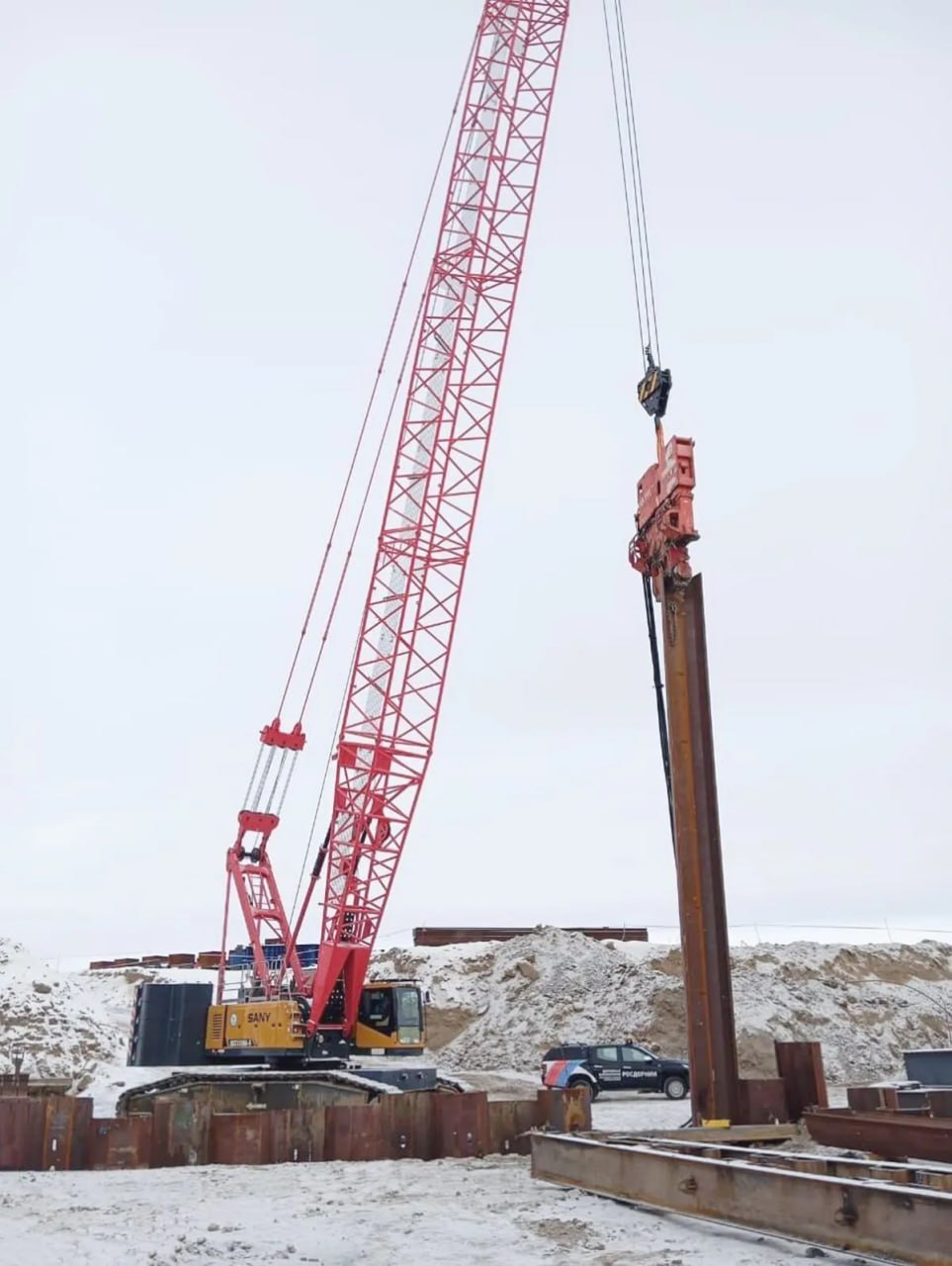 Строительство Ленского моста продолжается несмотря на морозы Строительство Ленского моста продолжается несмотря на морозы