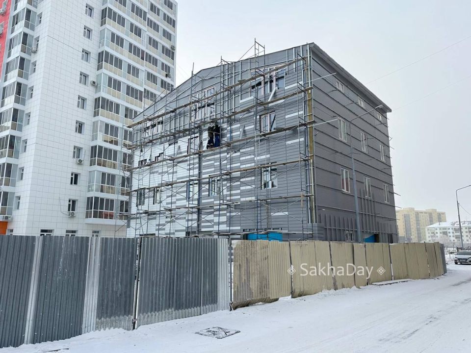 На 203 микрорайоне на частной территории продолжается реконструкция частного же коммерческого объекта