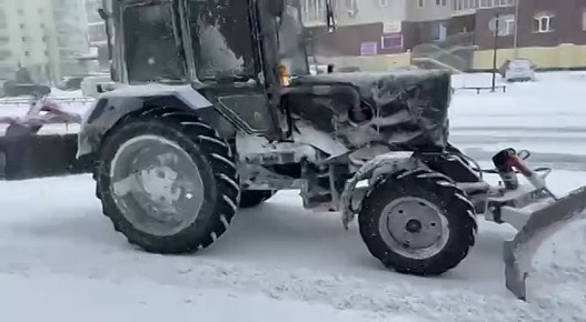 Кадры работ техники и рабочих по уборке снега по пр. Ленина