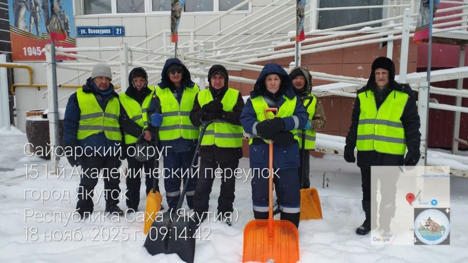 Уборка скверов, остановок, пешеходных переходов, силами муниципальных дворников проводится в усиленном режиме