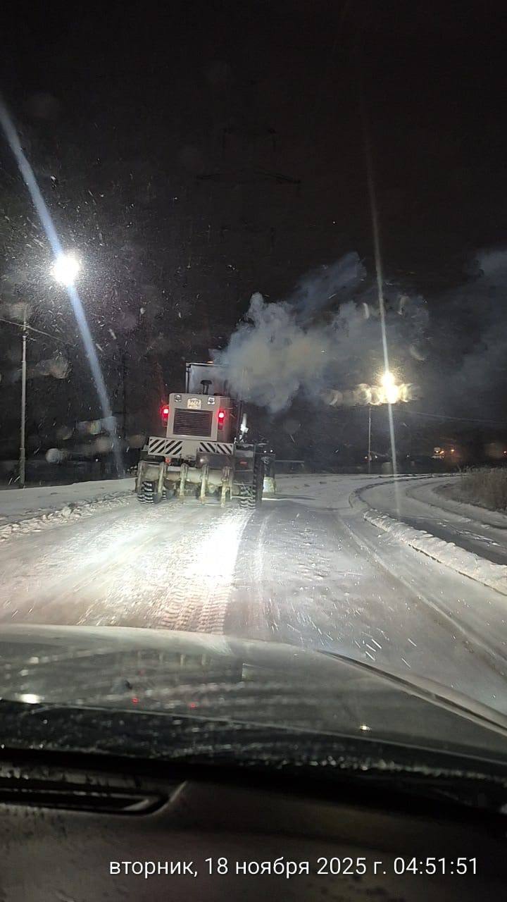 Кадры работ по уборке выпавшего снега работниками АО Якутдорстрой Кадры работ по уборке выпавшего снега работниками АО Якутдорстрой