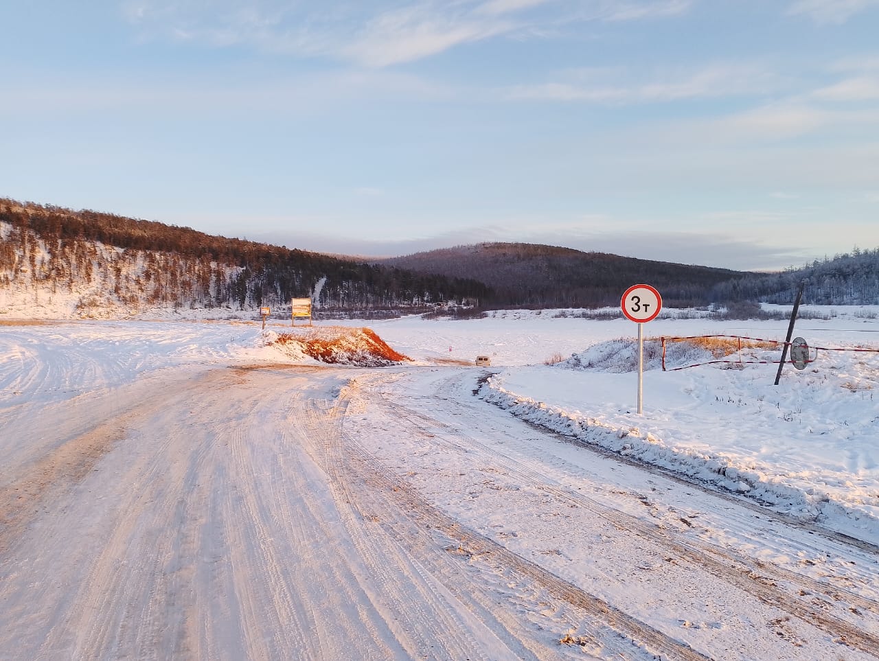 Официально открыта ледовая переправа через реку Амгу