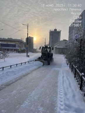 Проводится работа по мех. подметанию тротуаров
