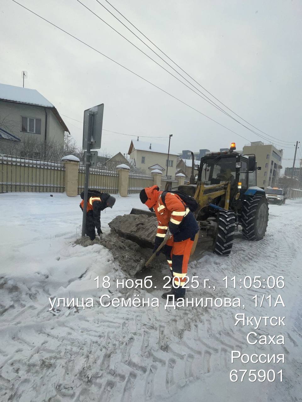 Проводится уборка снега с прибордюрной части по ул. Семена Данилова Проводится уборка снега с прибордюрной части по ул. Семена Данилова