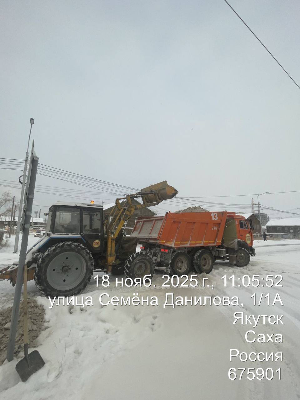 Проводится уборка снега с прибордюрной части по ул. Семена Данилова Проводится уборка снега с прибордюрной части по ул. Семена Данилова