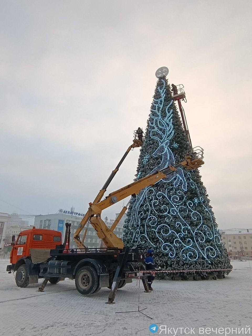 Украшают елочку на Оржанке