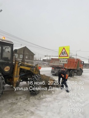 Проводится уборка снега с прибордюрной части по ул. Семена Данилова