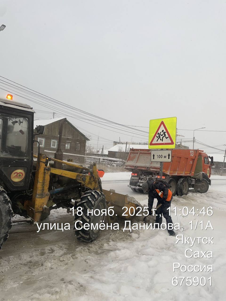 Проводится уборка снега с прибордюрной части по ул. Семена Данилова