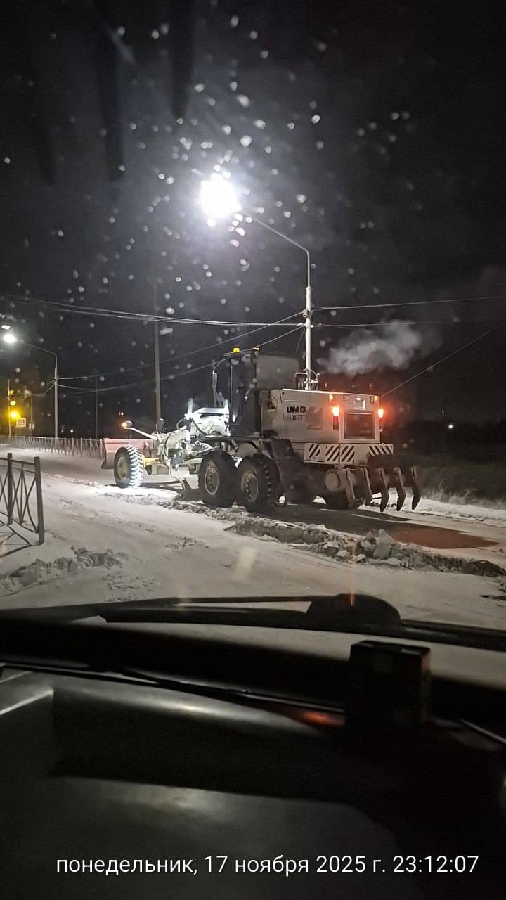 Кадры работ по уборке выпавшего снега работниками АО Якутдорстрой Кадры работ по уборке выпавшего снега работниками АО Якутдорстрой