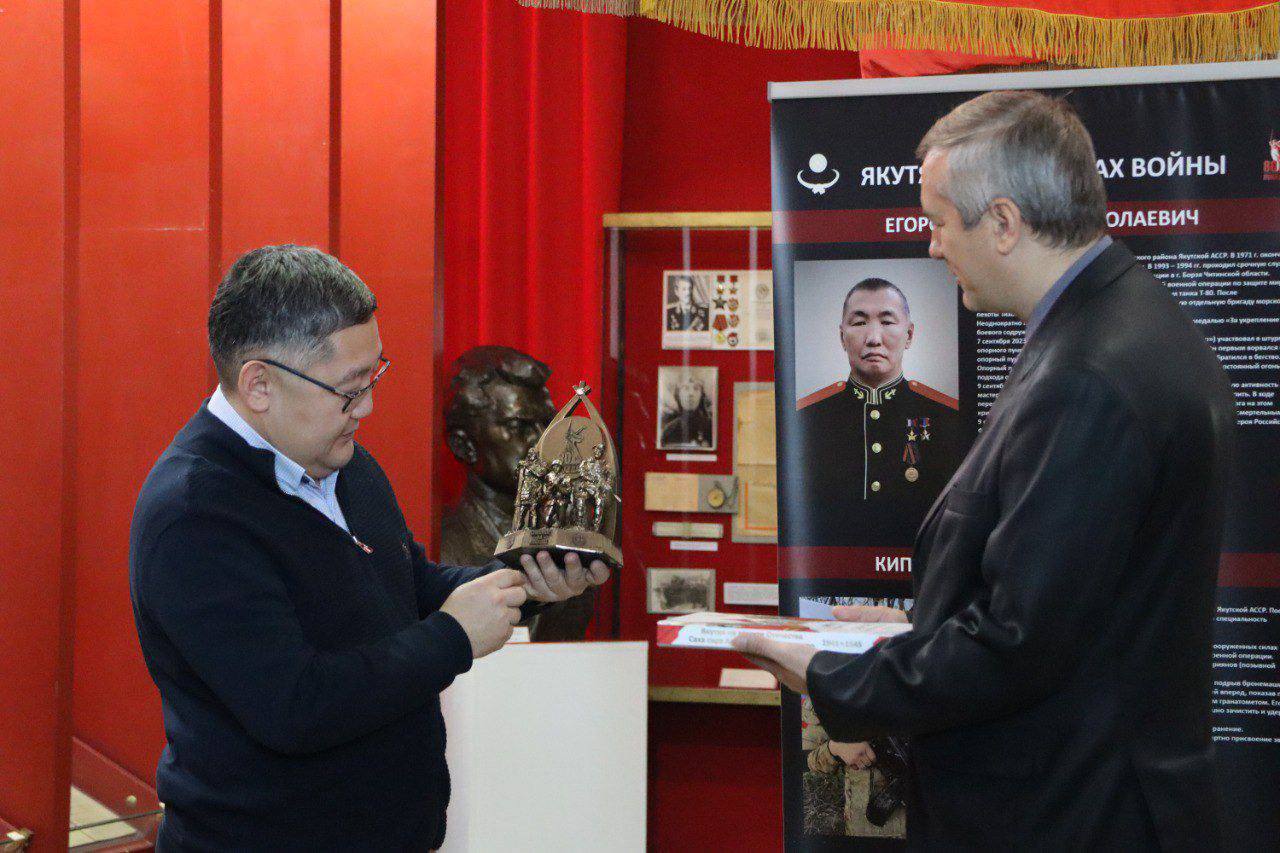 В Луганском краеведческом музее состоялось открытие выставки Якутского государственного объединенного музея истории и культуры народов Севера им. Ем. Ярославского «Якутяне на фронтах войны» В Луганском краеведческом музее состоялось открытие выставки Якутского государственного объединенного музея истории и культуры народов Севера им. Ем. Ярославского «Якутяне на фронтах войны»