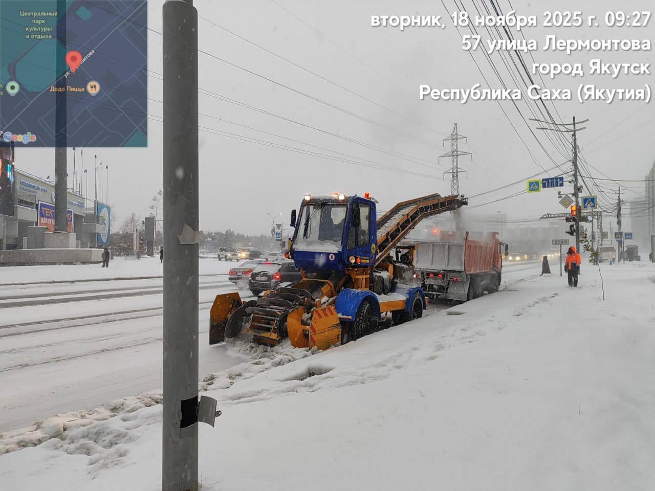 На кадрах работа техники: снегопогрузчик шнекороторный (СНП 18) На кадрах работа техники: снегопогрузчик шнекороторный (СНП 18)