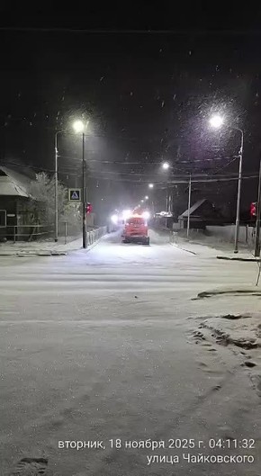 Кадры работ по уборке выпавшего снега работниками АО Якутдорстрой