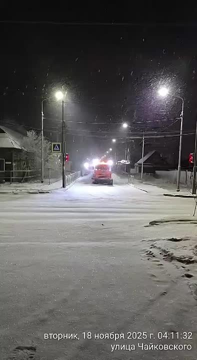 Кадры работ по уборке выпавшего снега работниками АО Якутдорстрой