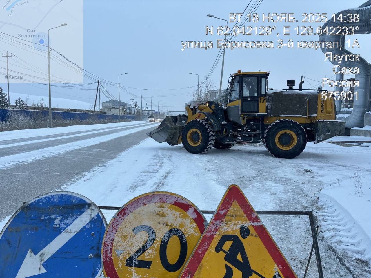 Проводится уборка снега с прибордюрной части по Вилюйскому тракту