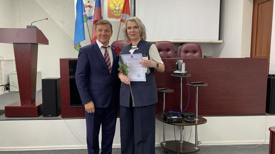 Поздравляем!. Сообщает председатель Алданской ТИК Виктория Мизина: Планерное совещание, состоявшееся в понедельник в администрации Алданского района, завершилось торжественным моментом: глава района Александр Шестопалов...