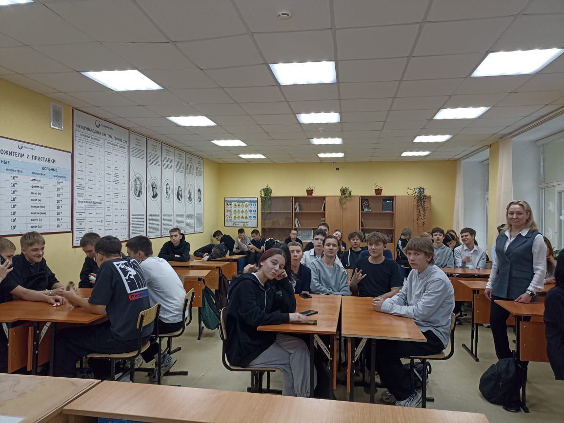 Увлекательная викторина. 18 ноября 2025 года Ленская территориальная избирательная комиссия провела викторину «По лабиринтам права» между 9 классами СОШ N4 г. Ленска