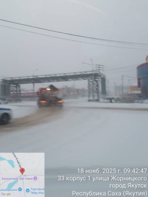 Проводится отсыпка речным песком на аварийно-опасных участках города