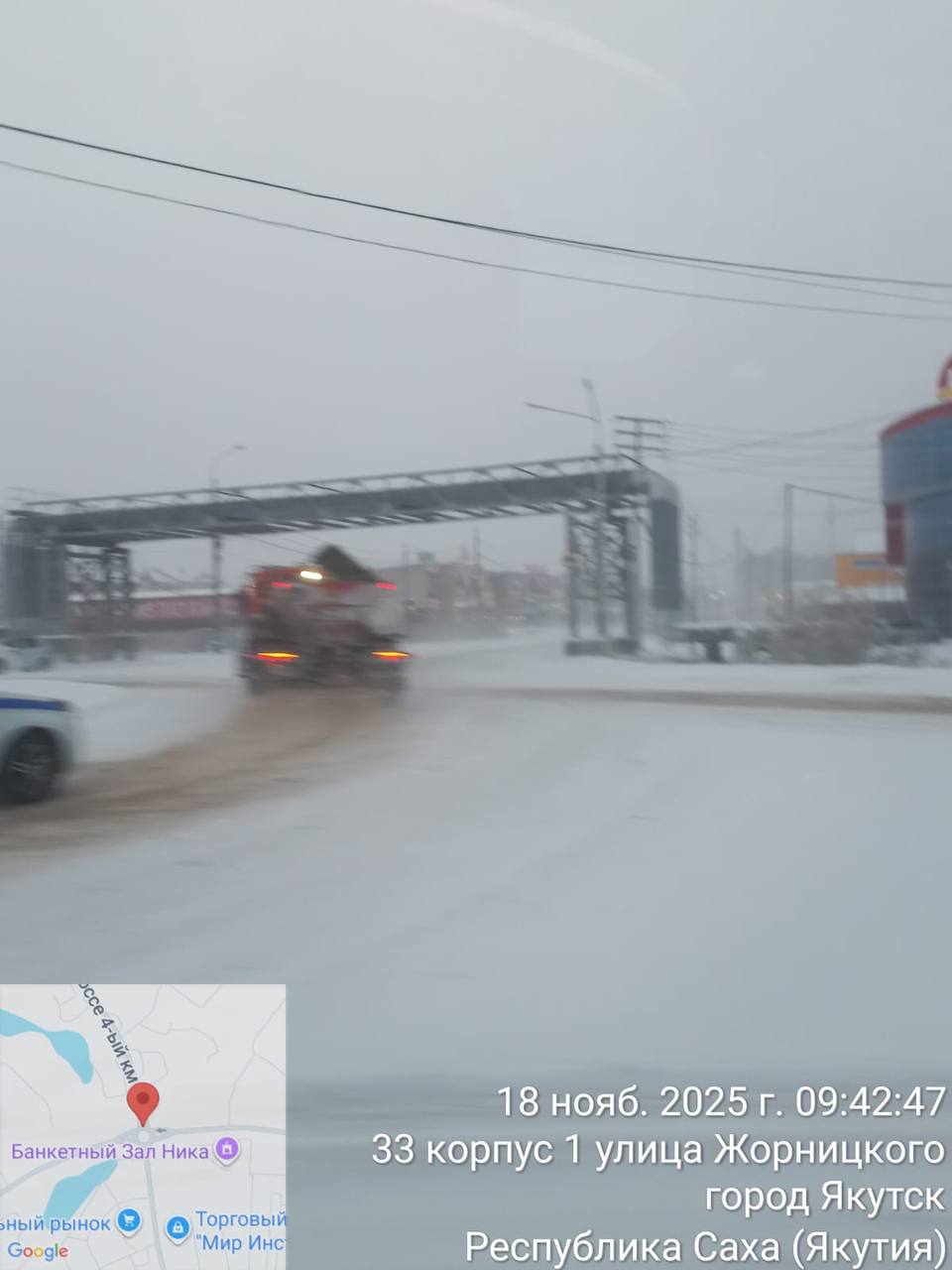 Проводится отсыпка речным песком на аварийно-опасных участках города