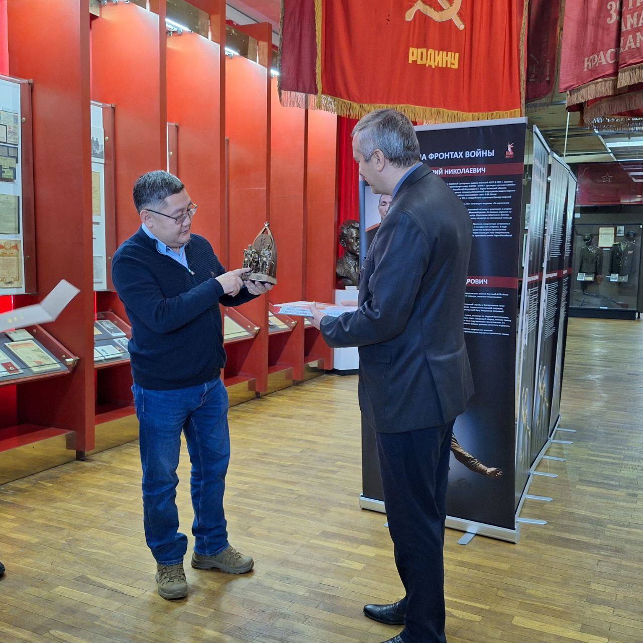 В Луганском краеведческом музее состоялось открытие выставки Якутского государственного объединенного музея истории и культуры народов Севера им. Ем. Ярославского «Якутяне на фронтах войны» В Луганском краеведческом музее состоялось открытие выставки Якутского государственного объединенного музея истории и культуры народов Севера им. Ем. Ярославского «Якутяне на фронтах войны»