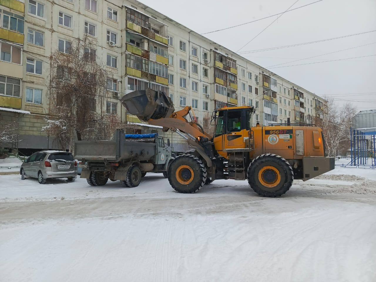 МУП «Жилкомсервис» выполняет работы по уборке наледей по адресу: Каландарашвили 40/8 и Петровского 21/1 МУП «Жилкомсервис» выполняет работы по уборке наледей по адресу: Каландарашвили 40/8 и Петровского 21/1