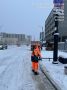Проводится уборка снега с прибордюрной части по пр. Ленина