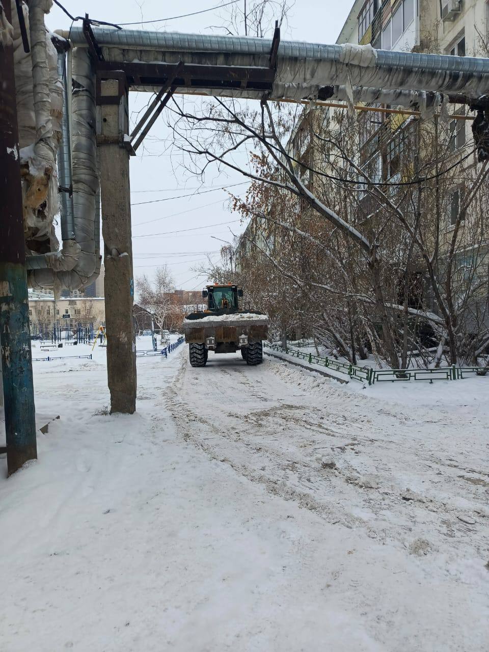 МУП «Жилкомсервис» выполняет работы по уборке наледей по адресу: Каландарашвили 40/8 и Петровского 21/1 МУП «Жилкомсервис» выполняет работы по уборке наледей по адресу: Каландарашвили 40/8 и Петровского 21/1