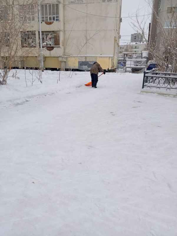 Ежедневная работа муниципальных дворников по уборке снега на территории Автодорожного округа