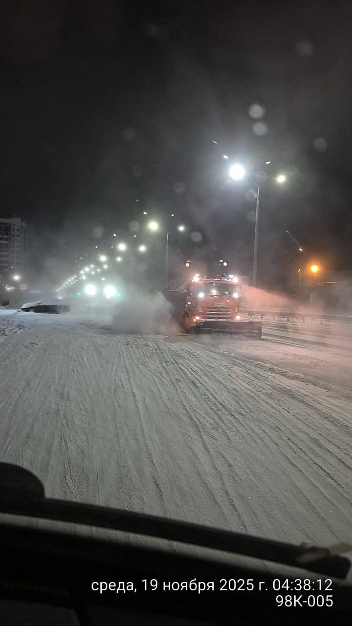 Кадры ночных работ по уборке снега с прибордюрной части, грейдера, вывоза снега, подсыпке опасных зон