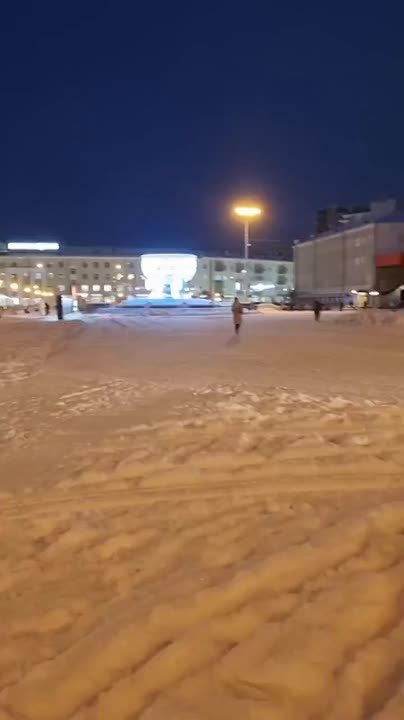 #пишут На Орджоникидзе привезли лед для ледовых скульптур