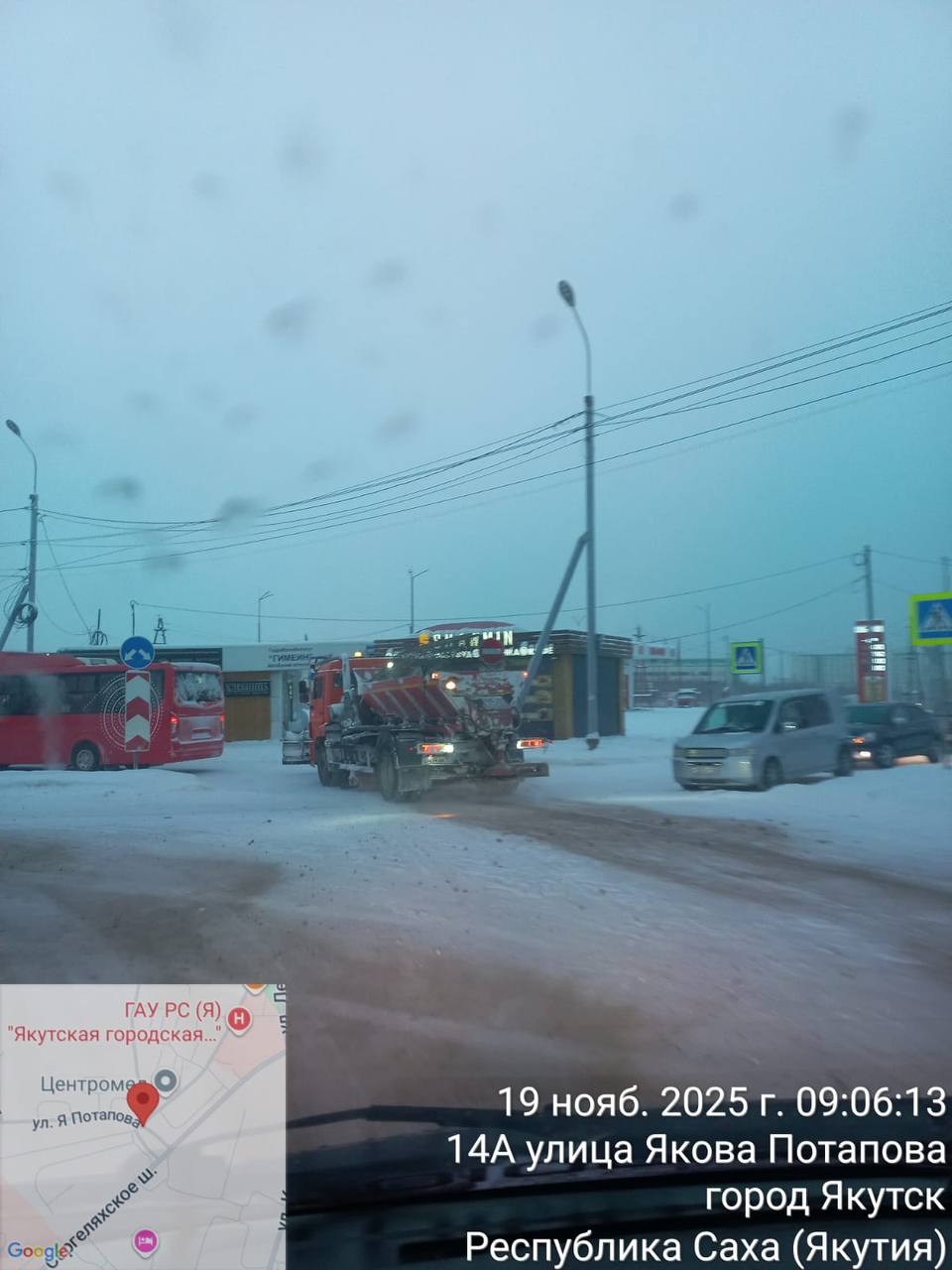 Проводится отсыпка речным песком на аварийно-опасных участках города Проводится отсыпка речным песком на аварийно-опасных участках города