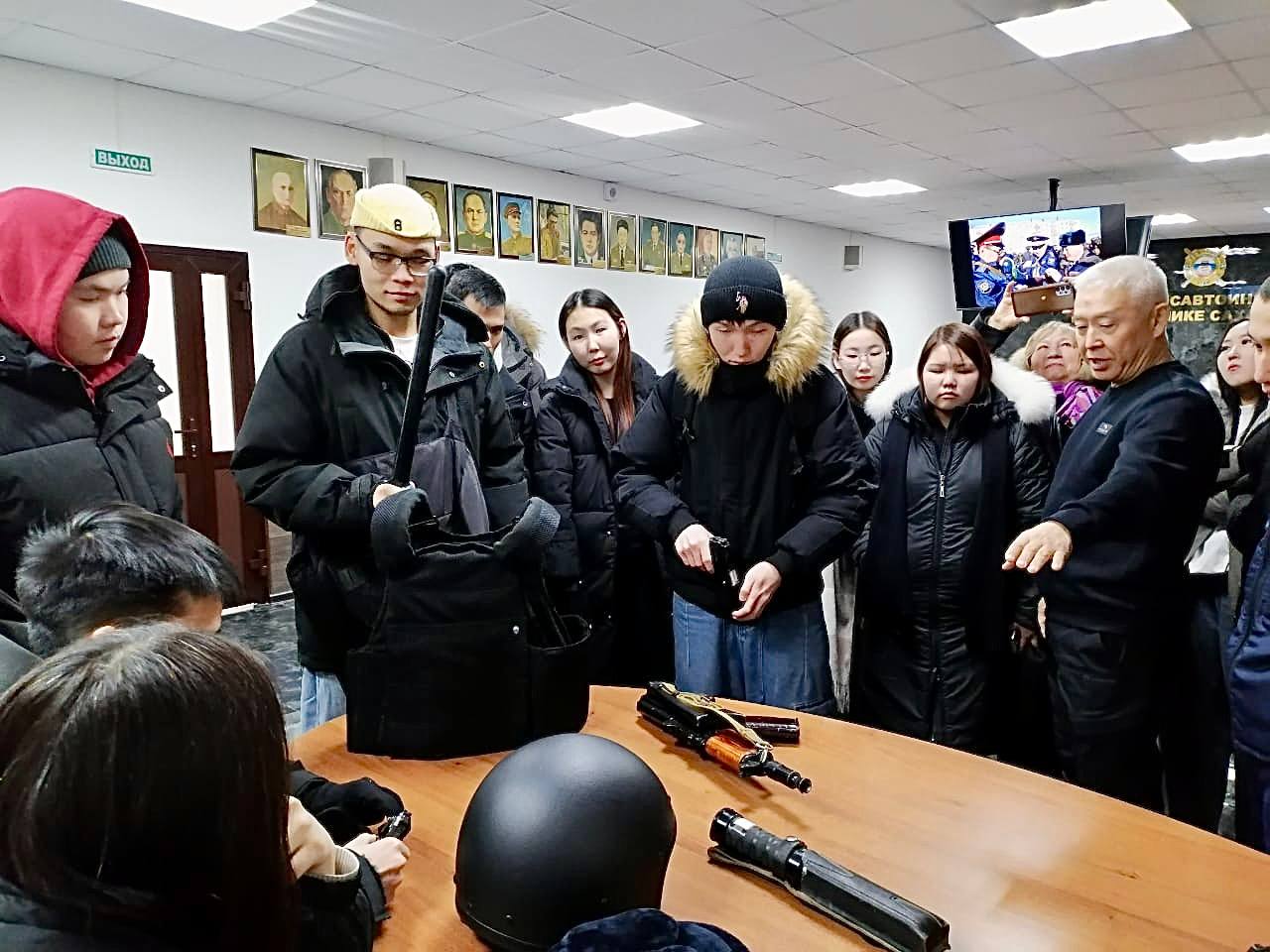 Студенты Автодорожного факультета СВФУ им. М.К. Аммосова продолжают знакомиться с деятельностью Госавтоинспекции Студенты Автодорожного факультета СВФУ им. М.К. Аммосова продолжают знакомиться с деятельностью Госавтоинспекции