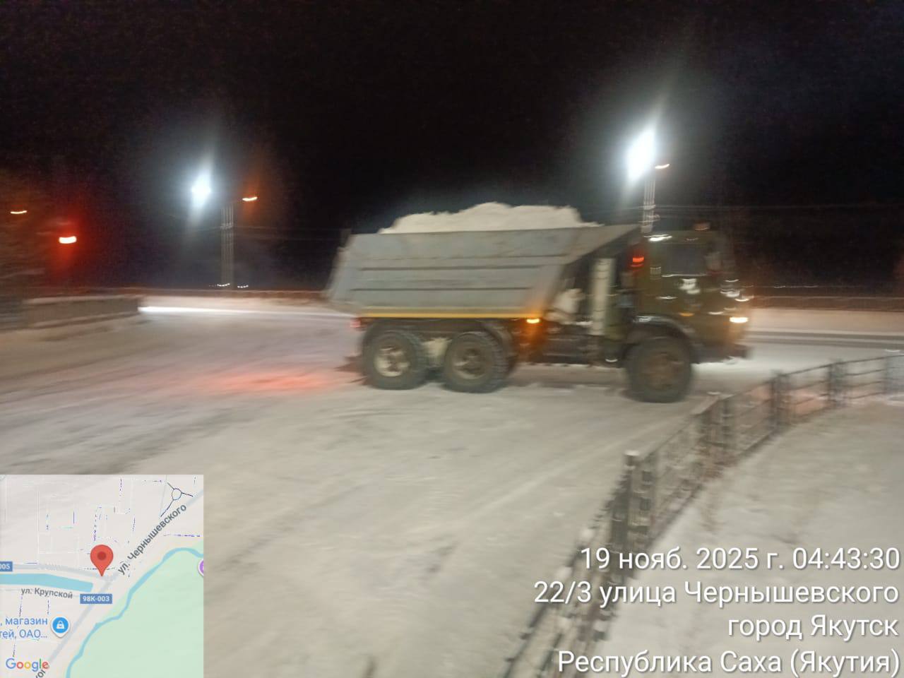 Кадры ночных работ по уборке снега с прибордюрной части, грейдера, вывоза снега, подсыпке опасных зон Кадры ночных работ по уборке снега с прибордюрной части, грейдера, вывоза снега, подсыпке опасных зон