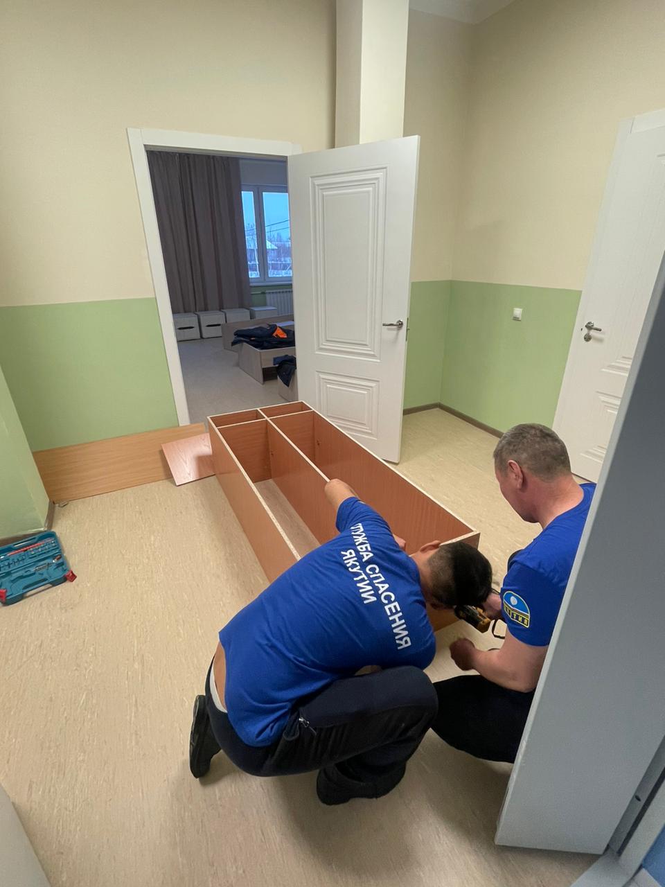 Спасатели помогли со сборкой мебели в доме-интернате для престарелых