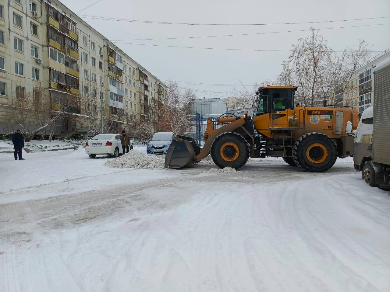 МУП «Жилкомсервис» выполняет работы по уборке наледей по адресу: Каландарашвили 40/8 и Петровского 21/1 МУП «Жилкомсервис» выполняет работы по уборке наледей по адресу: Каландарашвили 40/8 и Петровского 21/1