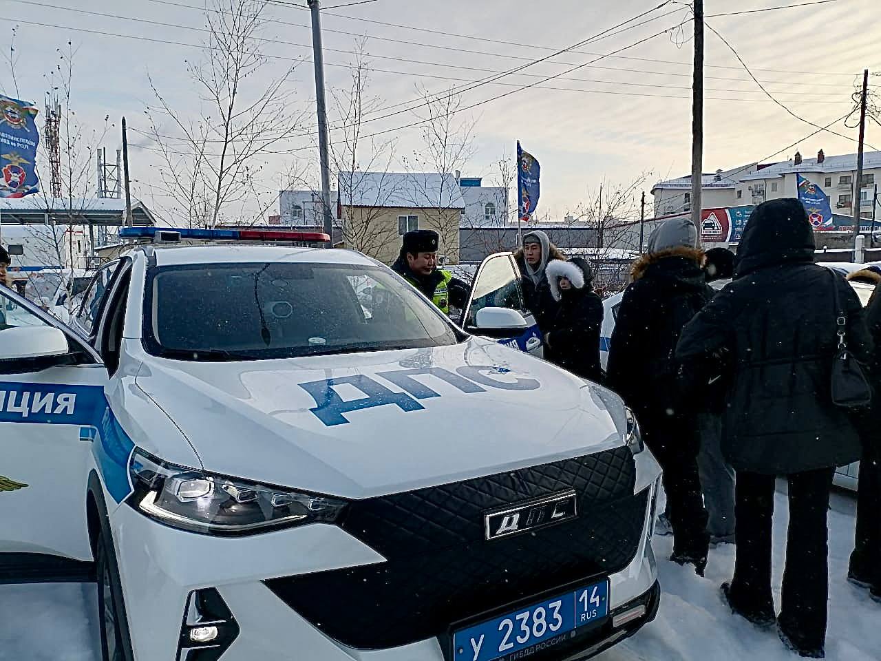 Студенты Автодорожного факультета СВФУ им. М.К. Аммосова продолжают знакомиться с деятельностью Госавтоинспекции Студенты Автодорожного факультета СВФУ им. М.К. Аммосова продолжают знакомиться с деятельностью Госавтоинспекции