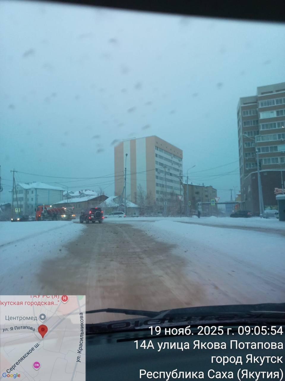 Проводится отсыпка речным песком на аварийно-опасных участках города