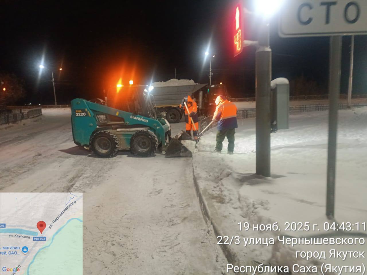 Кадры ночных работ по уборке снега с прибордюрной части, грейдера, вывоза снега, подсыпке опасных зон Кадры ночных работ по уборке снега с прибордюрной части, грейдера, вывоза снега, подсыпке опасных зон