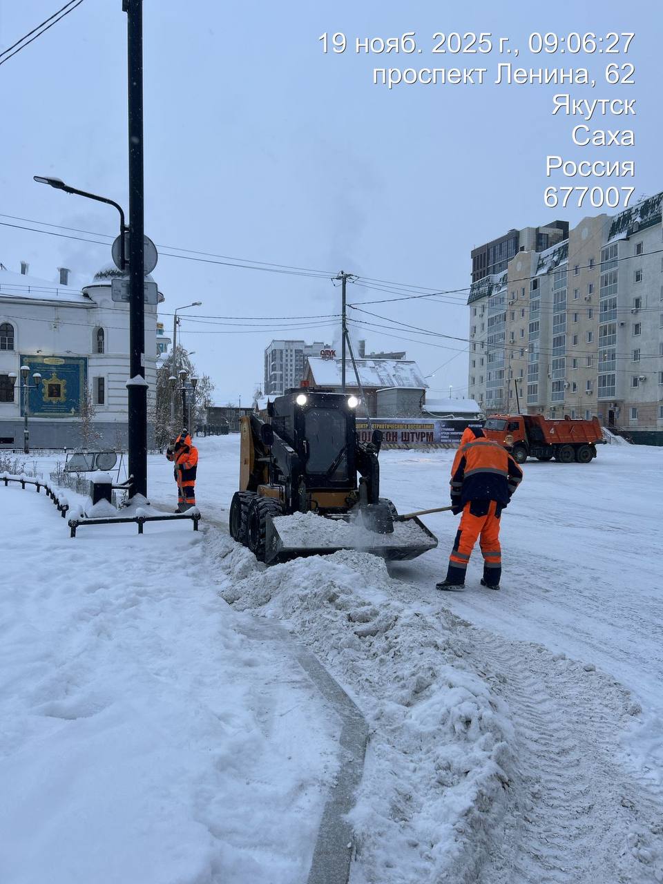 Проводится уборка снега с прибордюрной части по пр. Ленина Проводится уборка снега с прибордюрной части по пр. Ленина