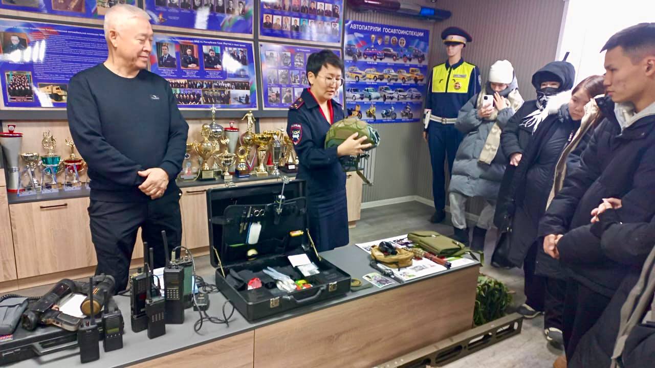 Студенты Автодорожного факультета СВФУ им. М.К. Аммосова продолжают знакомиться с деятельностью Госавтоинспекции Студенты Автодорожного факультета СВФУ им. М.К. Аммосова продолжают знакомиться с деятельностью Госавтоинспекции