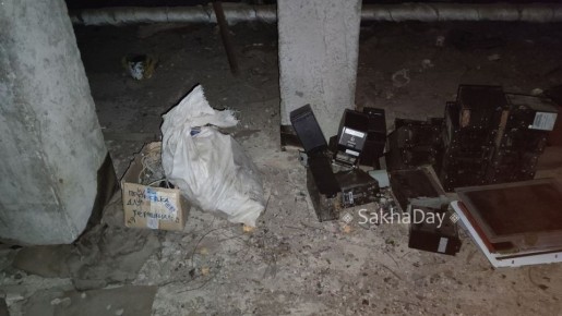 #пишут. Недавно под мой многоквартирный дом бросили мусор, предположительно с гаражного бокса номер 1