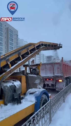 Утренние работы АО "Якутдорстрой" по уборке выпавшего снега