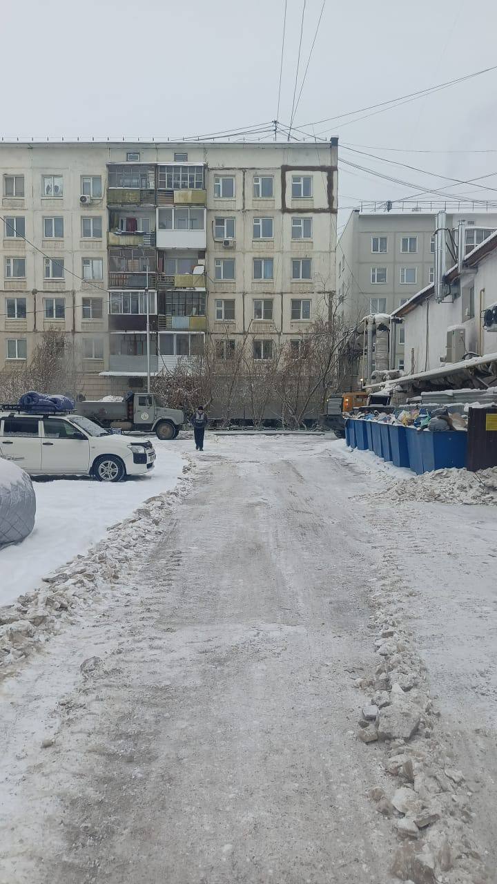 МУП «Жилкомсервис» выполняет работы по уборке наледей по адресу: Каландарашвили 40/8 и Петровского 21/1