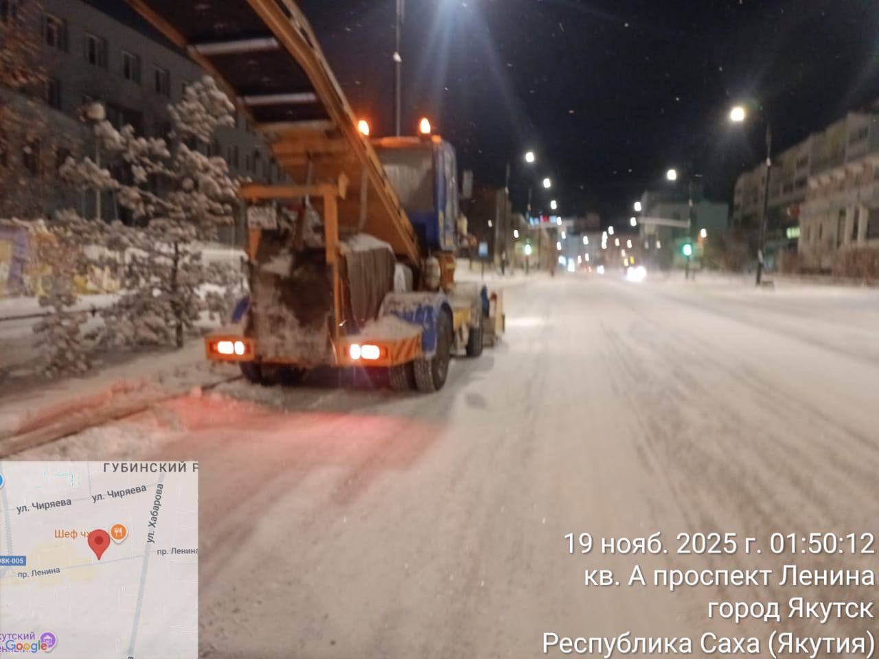 Кадры ночных работ по уборке снега с прибордюрной части, грейдера, вывоза снега, подсыпке опасных зон Кадры ночных работ по уборке снега с прибордюрной части, грейдера, вывоза снега, подсыпке опасных зон