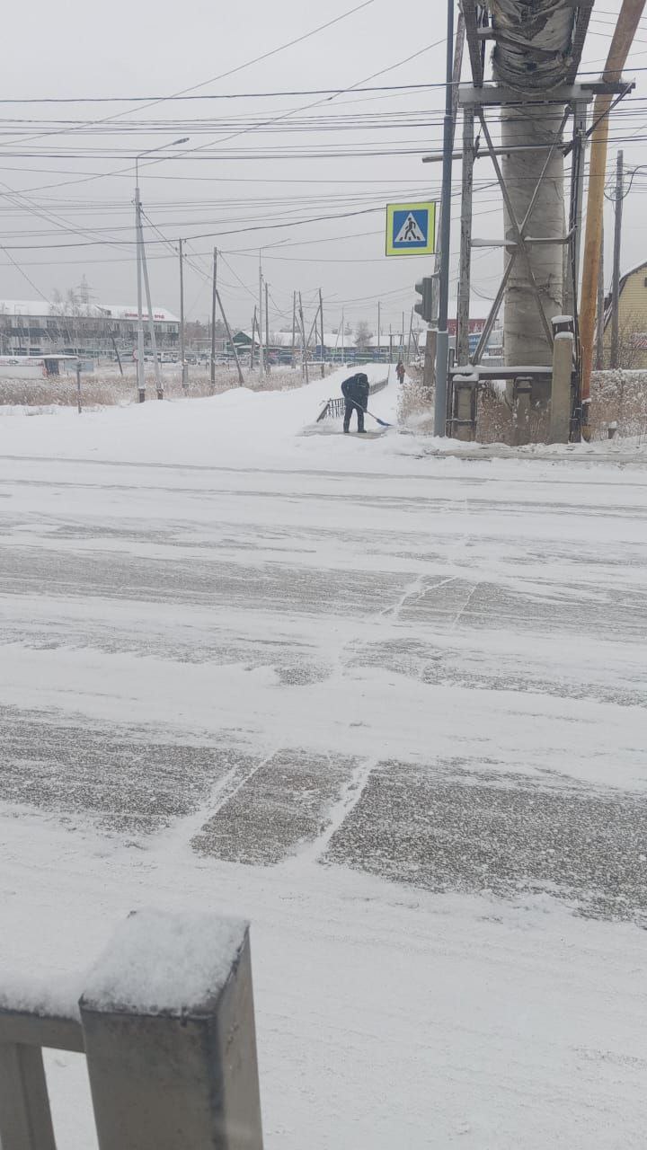 Ежедневная работа муниципальных дворников по уборке снега на территории Автодорожного округа Ежедневная работа муниципальных дворников по уборке снега на территории Автодорожного округа