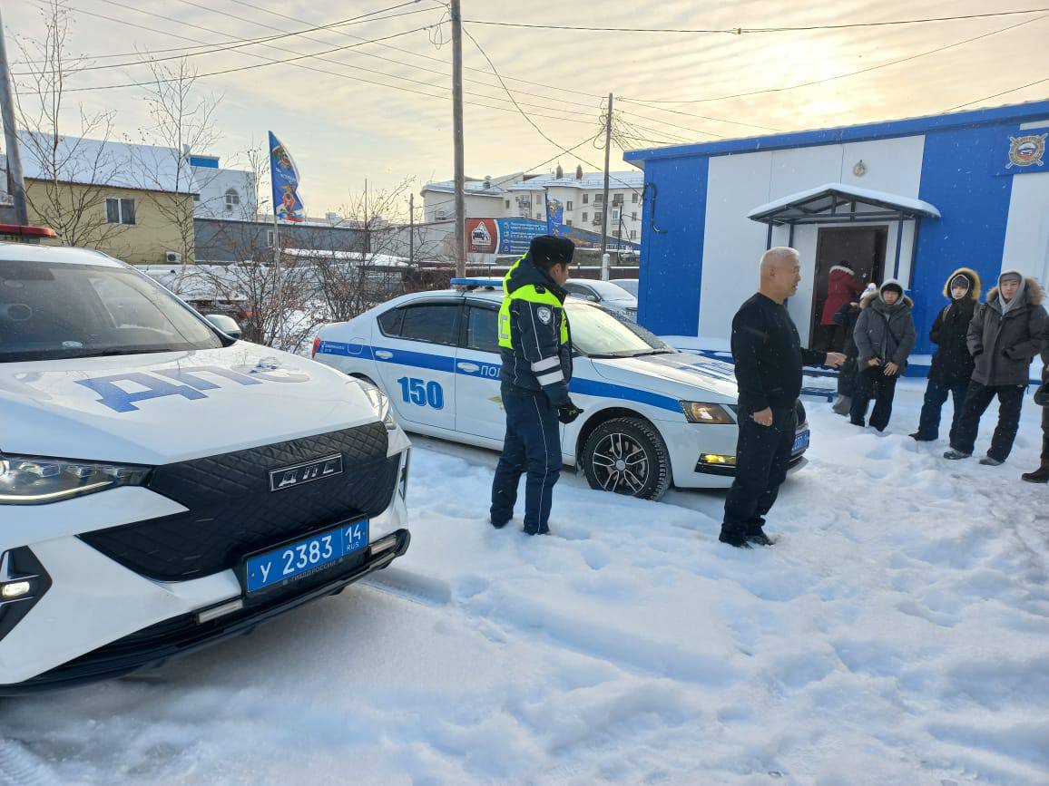 Студенты Автодорожного факультета СВФУ им. М.К. Аммосова продолжают знакомиться с деятельностью Госавтоинспекции Студенты Автодорожного факультета СВФУ им. М.К. Аммосова продолжают знакомиться с деятельностью Госавтоинспекции