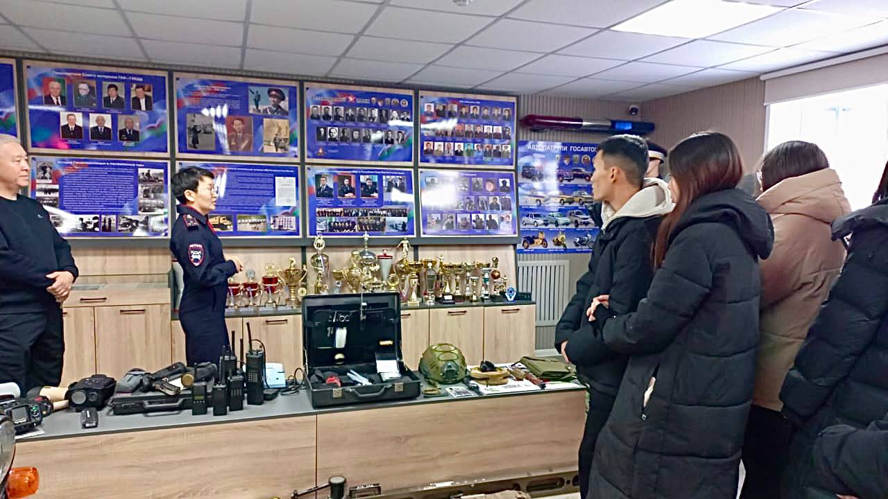 Студенты Автодорожного факультета СВФУ им. М.К. Аммосова продолжают знакомиться с деятельностью Госавтоинспекции Студенты Автодорожного факультета СВФУ им. М.К. Аммосова продолжают знакомиться с деятельностью Госавтоинспекции