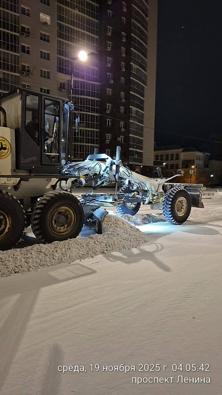 Кадры ночных работ по уборке снега с прибордюрной части, грейдера, вывоза снега, подсыпке опасных зон Кадры ночных работ по уборке снега с прибордюрной части, грейдера, вывоза снега, подсыпке опасных зон