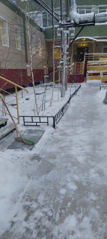 Работа дворников управляющей компании по обслуживанию жилого фонда на территории Центрального округа