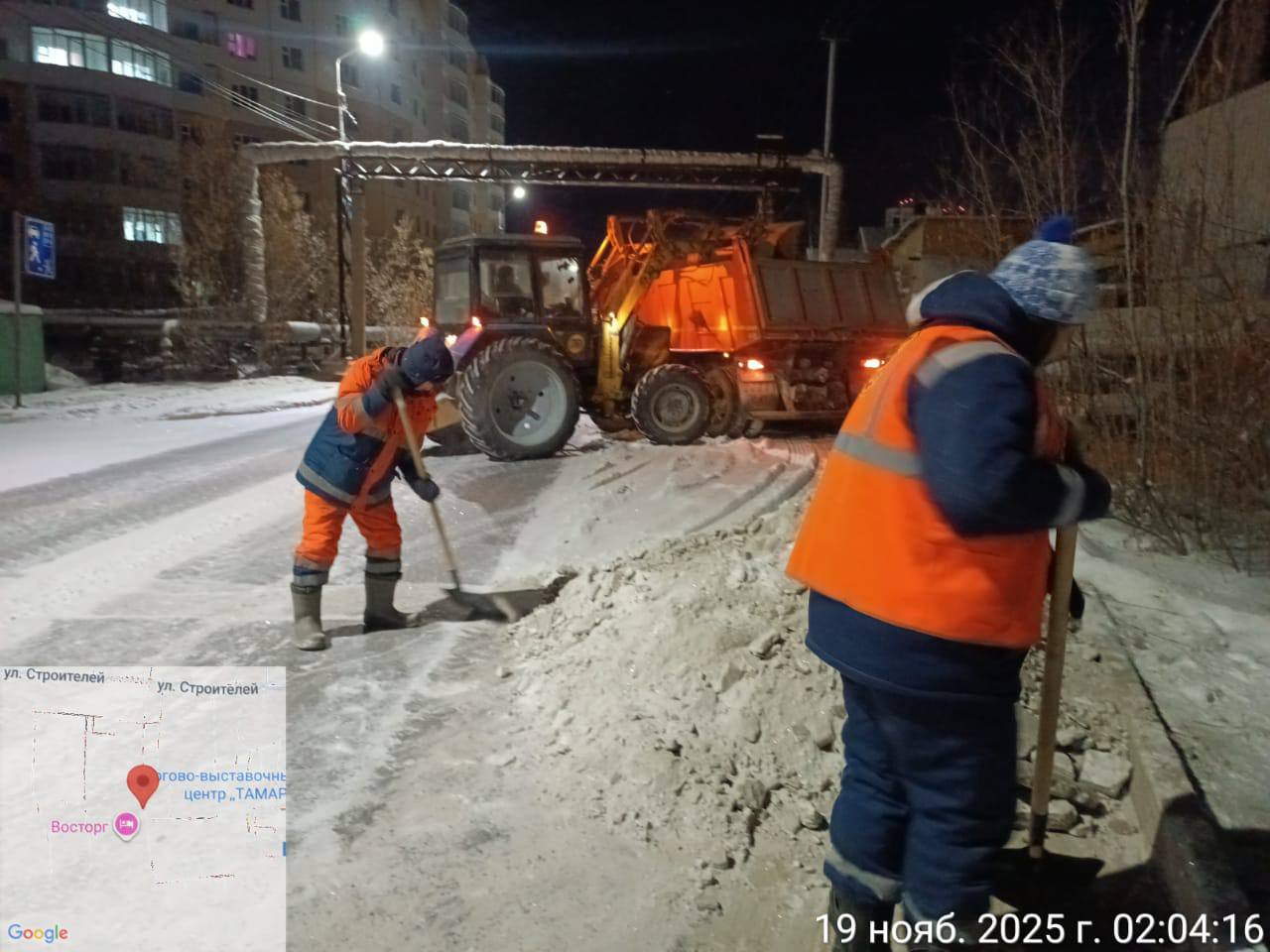 Кадры ночных работ по уборке снега с прибордюрной части, грейдера, вывоза снега, подсыпке опасных зон Кадры ночных работ по уборке снега с прибордюрной части, грейдера, вывоза снега, подсыпке опасных зон