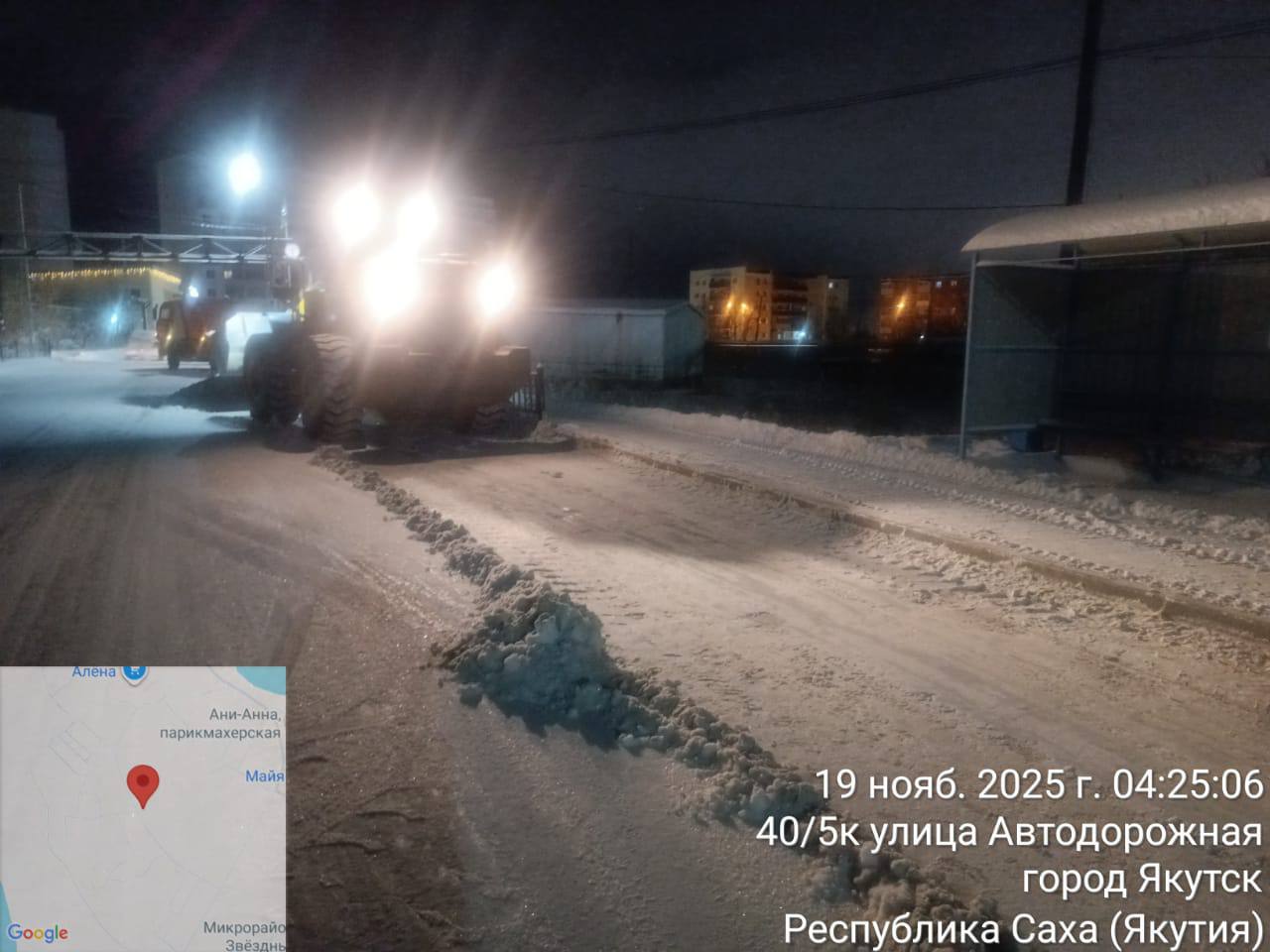 Кадры ночных работ по уборке снега с прибордюрной части, грейдера, вывоза снега, подсыпке опасных зон Кадры ночных работ по уборке снега с прибордюрной части, грейдера, вывоза снега, подсыпке опасных зон